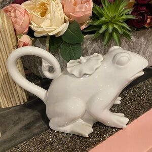 White Porcelain 🐸 Frog Teapot 30 Ounces